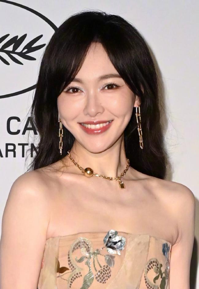 生图：苹果肌下垂鱼尾纹能当眼线41岁唐嫣断崖式衰老！戛纳红毯(图7)