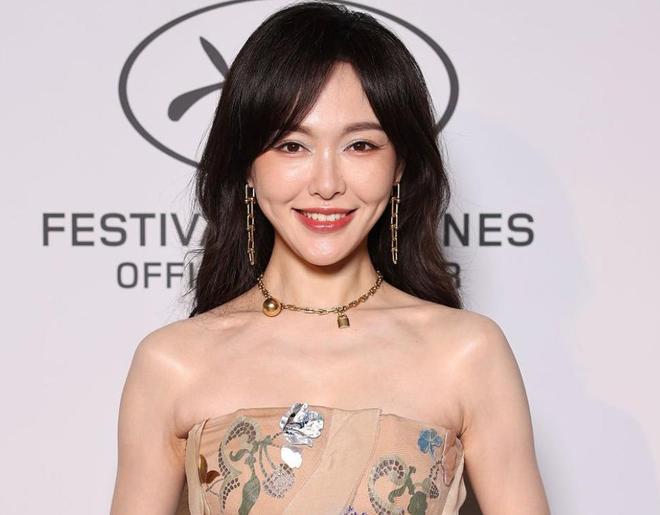 生图：苹果肌下垂鱼尾纹能当眼线41岁唐嫣断崖式衰老！戛纳红毯(图8)