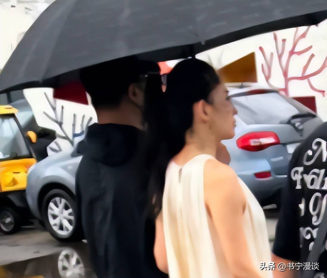 女友当保姆给她打伞拍照好宠溺汪峰和森林北去韩国度假甘愿给(图2)