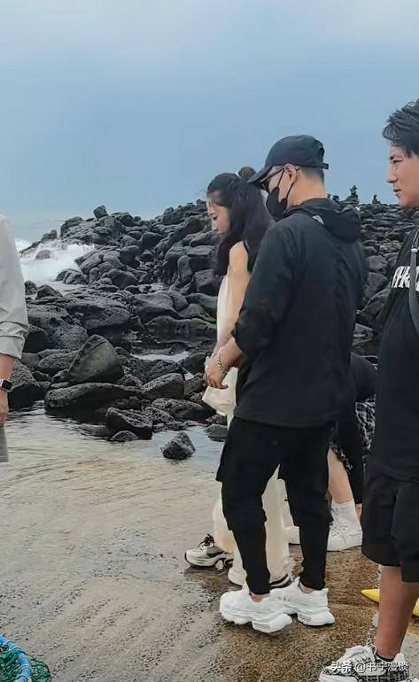女友当保姆给她打伞拍照好宠溺汪峰和森林北去韩国度假甘愿给(图3)