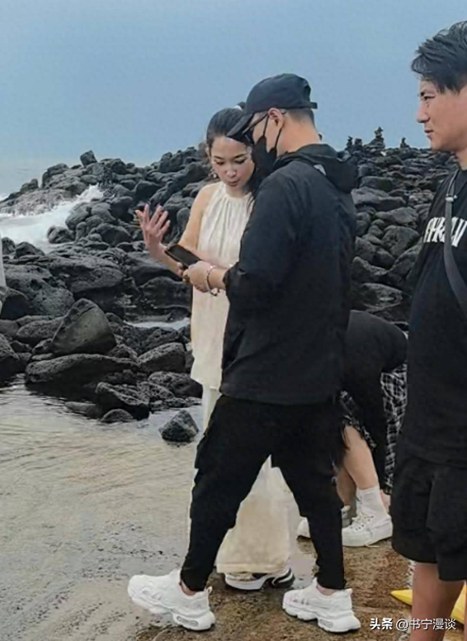 女友当保姆给她打伞拍照好宠溺汪峰和森林北去韩国度假甘愿给(图4)