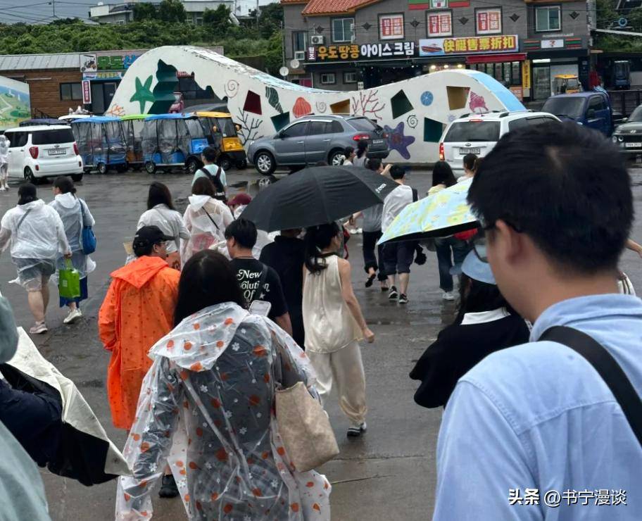 女友当保姆给她打伞拍照好宠溺汪峰和森林北去韩国度假甘愿给(图5)